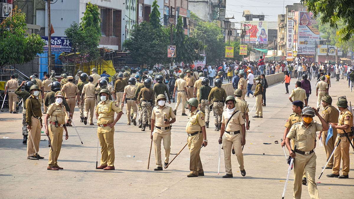<div class="paragraphs"><p>Policemen use tear gas to disperse protesters after Amravati bandh turns violent, on Saturday, 13 November. </p></div>