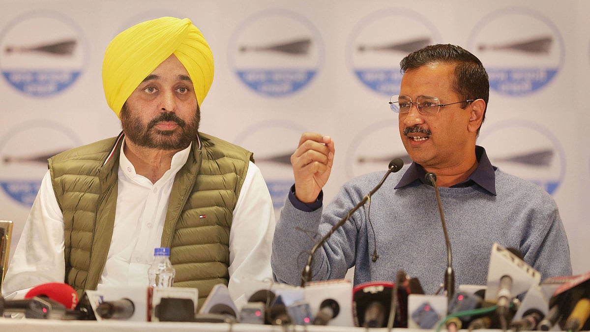 <div class="paragraphs"><p>Aam Aadmi Party (AAP) Convener Arvind Kejriwal and AAP Punjab chief Bhagwant Mann (L).</p></div>