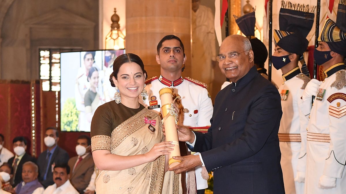 <div class="paragraphs"><p>Kangana Ranaut received the Padma Shri from President Ram Nath Kovind at Rashtrapati Bhavan in New Delhi on Monday, November 08, 2021. </p></div>