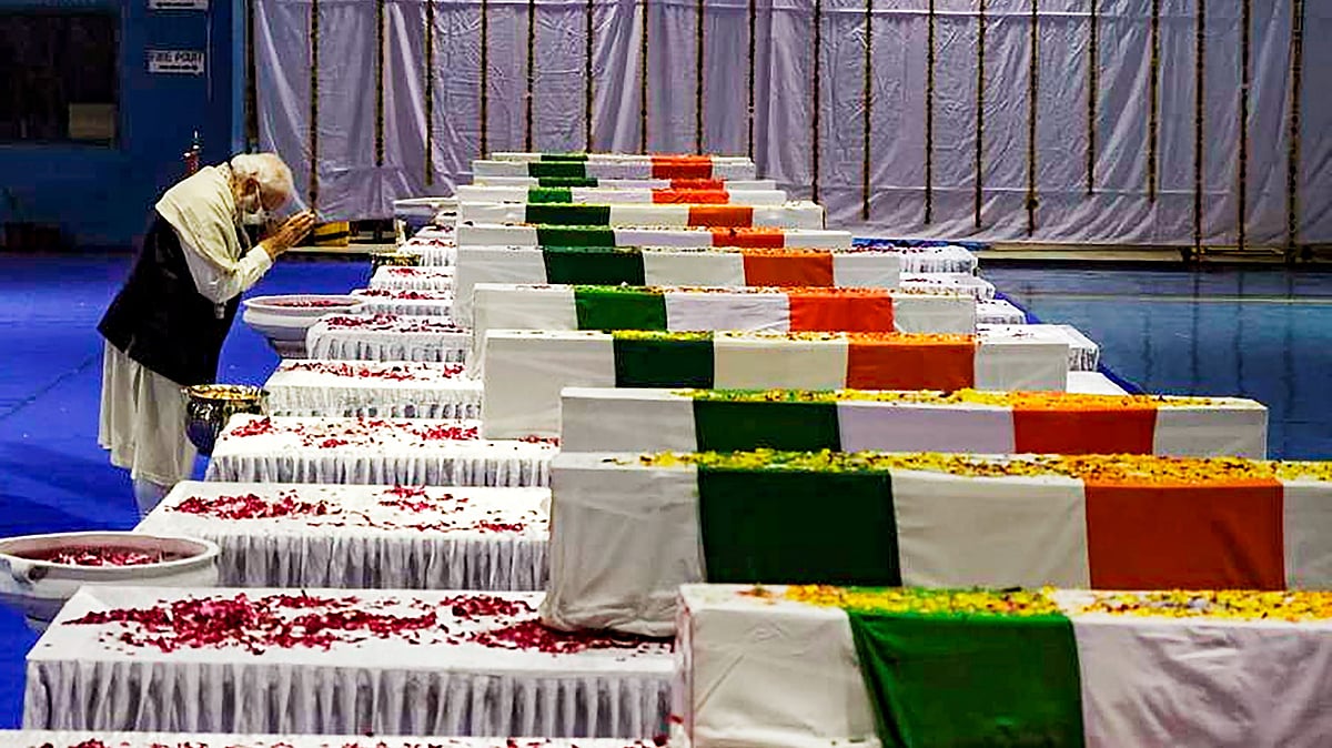 <div class="paragraphs"><p>Prime Minister Narendra Modi pays tribute during a wreath laying ceremony of Chief of Defense Staff (CDS) General Bipin Rawat, his wife Madhulika Rawat and other officials killed in an IAF-Mi-17V5 helicopter crash in Coonoor.</p></div>