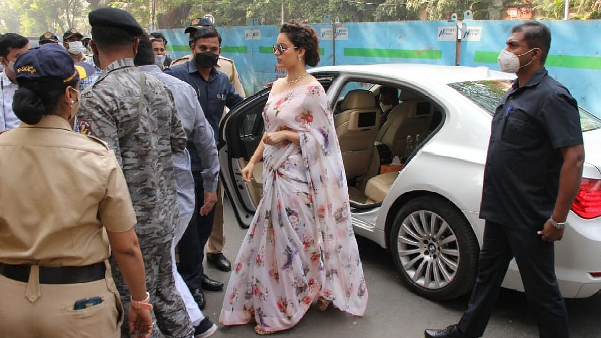 <div class="paragraphs"><p>Kangana Ranaut clicked outside Mumbai's Khar police station.</p></div>