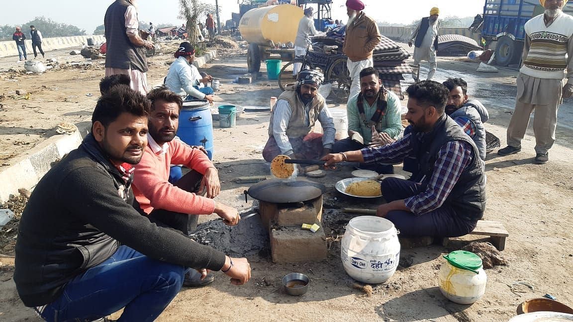 <div class="paragraphs"><p>Farmers prepare their last breakfast before leaving for home from Delhi borders.</p></div>