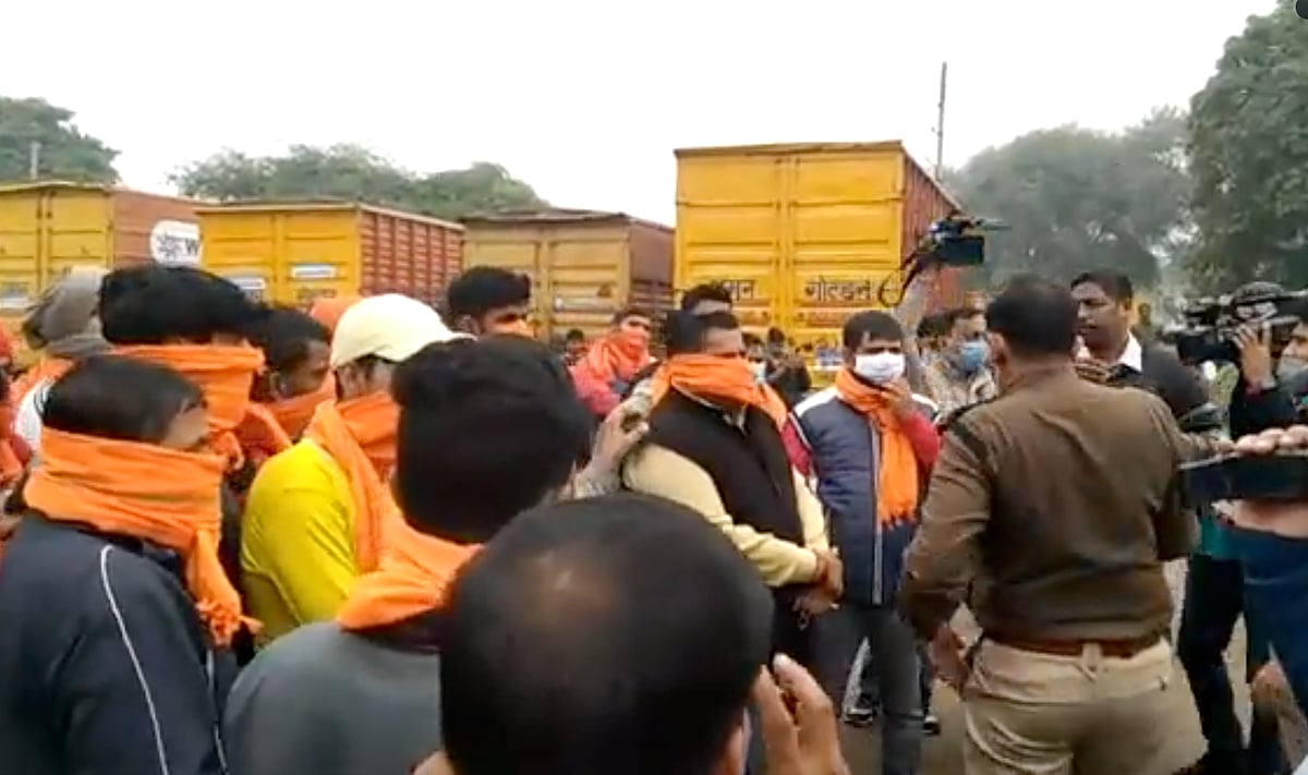<div class="paragraphs"><p>People gathered in Gurugram's Sector 37 on Friday, 3 December, to protest against namaz being offered at the site.</p></div>