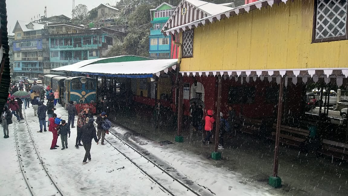 <div class="paragraphs"><p>Tourists experiencing a ride on Darjeeling's iconic Himalayan railway amid the snow.</p></div>