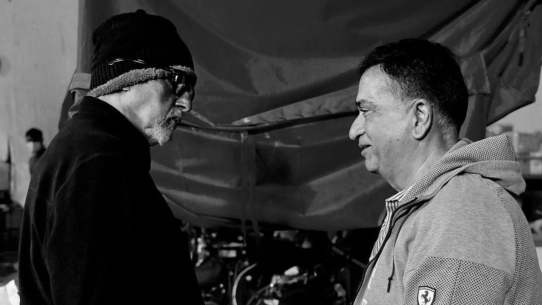 <div class="paragraphs"><p>Amitabh Bachchan and Sham Kaushal on the sets of a film.</p></div>