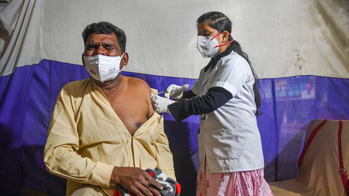 <div class="paragraphs"><p>A medic administers a dose of COVID-19 vaccine to a beneficiary, at Sarojini Nagar Market in New Delhi.</p></div>