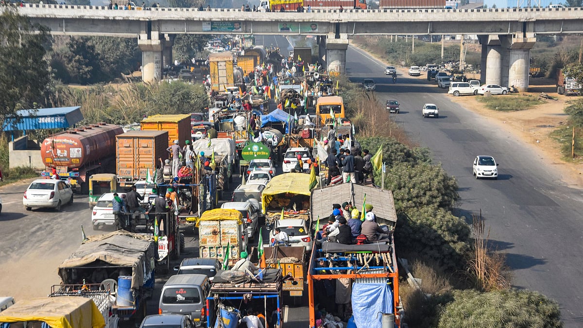 <div class="paragraphs"><p>Bahadurgarh: Farmers on their way back homes from the Singhu border after their year-long agitation against the contentious farm reform laws, in Bahadurgarh, Saturday, 11 December. Farmers have called off their agitation after receiving a formal letter from the Centre Thursday agreeing to their pending demands.</p></div>
