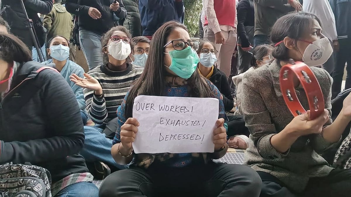 <div class="paragraphs"><p>A doctor holds a placard at Safdarjung Hospital, 28 December 2021.</p></div>