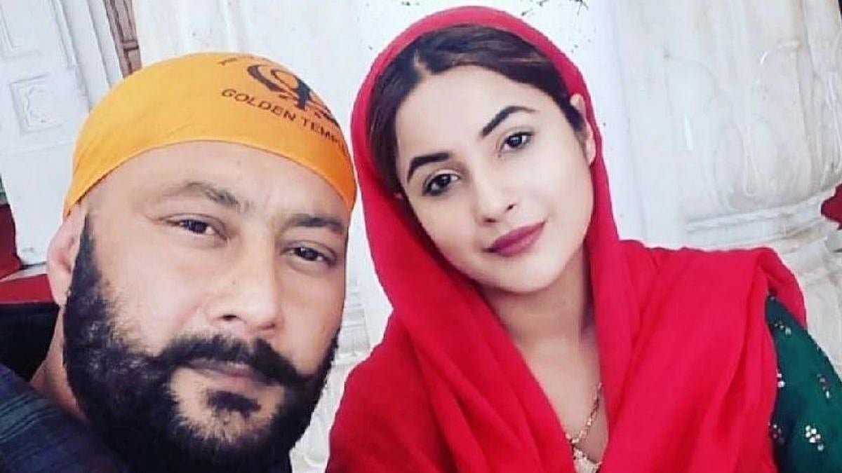 <div class="paragraphs"><p>Shehnaaz Gill with her father Santokh Singh Sukh.</p></div>