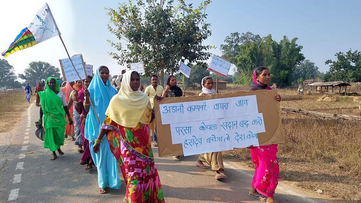 <div class="paragraphs"><p>The Chhattisgarh High Court on 14 December, Tuesday, while hearing a petition filed by the residents of Hasdeo Aranya challenging the land acquisitions for the Parsa coal block, ordered the Centre to file a reply till 10 January 2022 in the matter.</p></div>