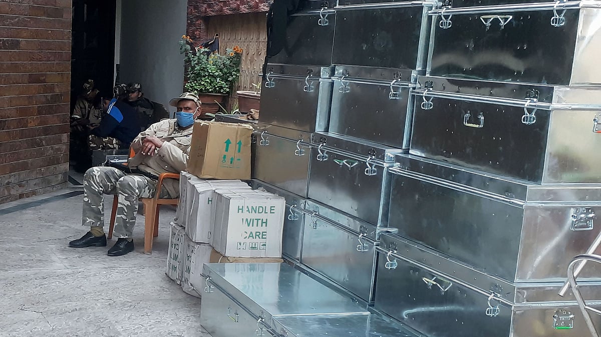 <div class="paragraphs"><p>Police stand guard outside UP businessman Piyush Jain's residence during a raid by Income Tax officials, in Kanpur district, Friday, 24 December.</p></div>