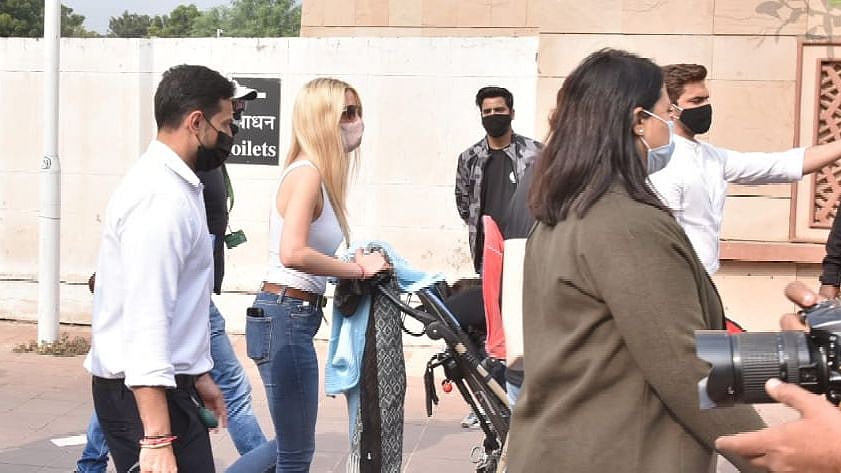 <div class="paragraphs"><p>Katrina Kaif's family arrive in Jaipur ahead of her &amp; Vicky Kaushal's wedding.</p></div>