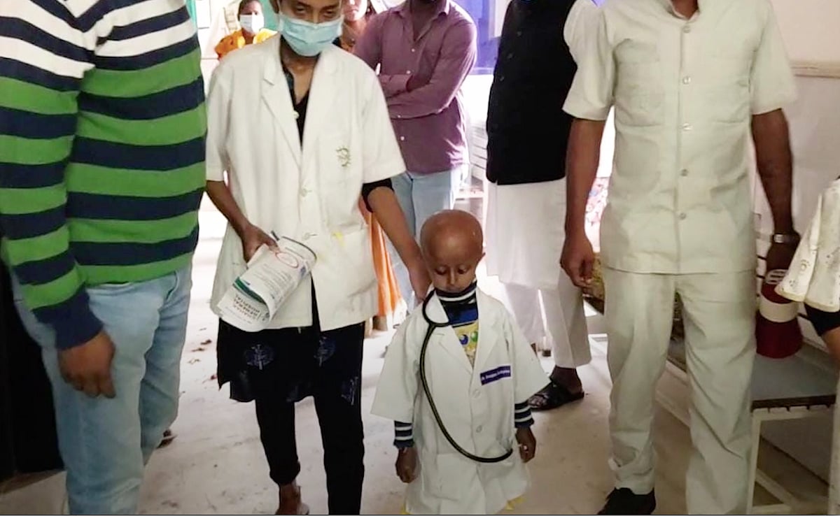 <div class="paragraphs"><p>After coordinating with an institution and a private hospital, local social workers got the doctor's attire ready for her.</p></div>