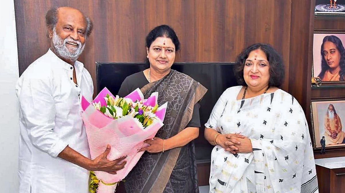 <div class="paragraphs"><p>Expelled AIADMK leader VK Sasikala meets actor Rajinikanth at his residence, in Chennai.</p></div>