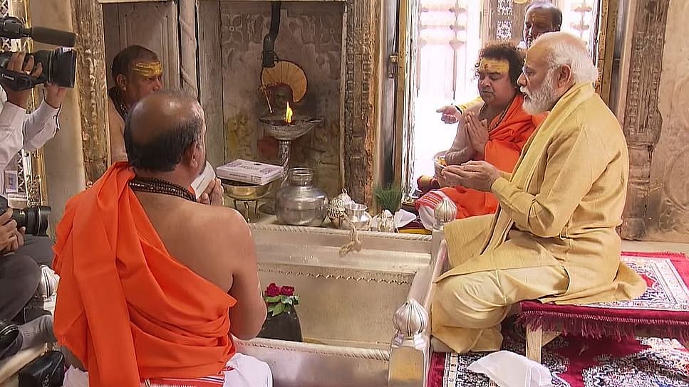 <div class="paragraphs"><p>PM Modi offers prayers at Kashi Vishwanath Temple</p></div>
