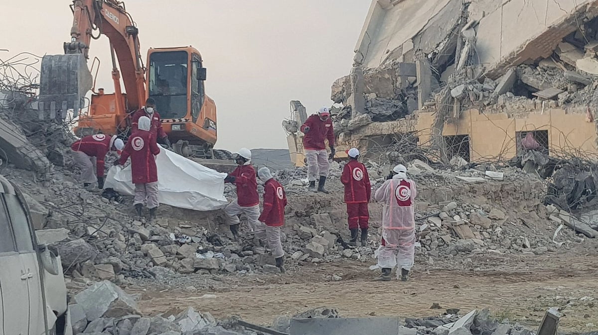 <div class="paragraphs"><p>Emergency workers searching for victims amidst the rubble in Saada, Yemen.</p></div>