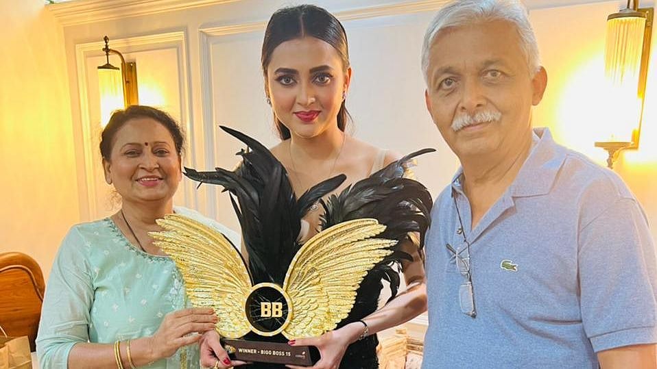 <div class="paragraphs"><p>Tejasswi Prakash wins <em>Bigg Boss 15</em>.</p></div>
