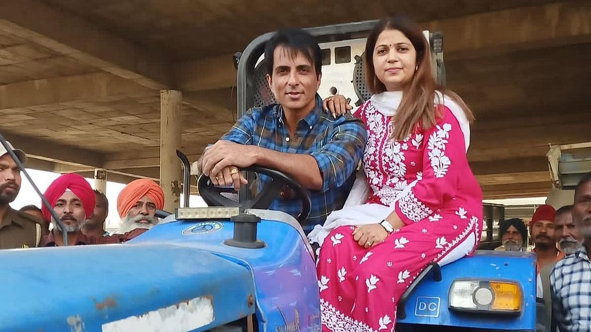 <div class="paragraphs"><p>Sonu Sood with his sister Malvika Sood.</p></div>