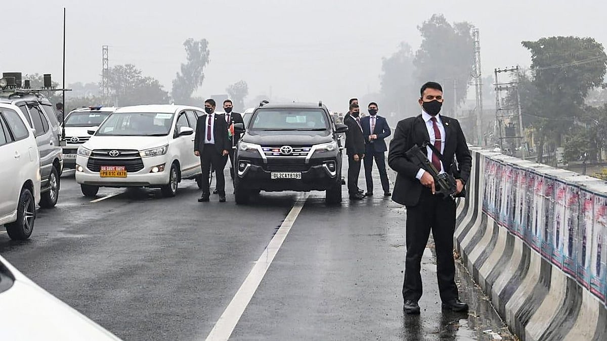 <div class="paragraphs"><p>Prime Minister Narendra Modi's cavalcade stuck on a flyover, in Ferozepur<br></p></div>