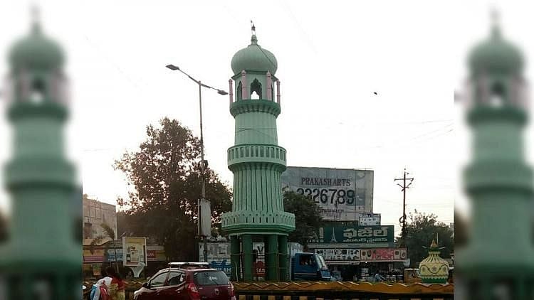 <div class="paragraphs"><p>Some individuals who said they were from the Hindu Vahini outfit tried to march to the Jinnah Tower Centre in the city and hoist the tricolour.</p></div>
