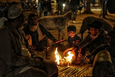 <div class="paragraphs"><p>New Delhi: People warm themselves near a bonfire during the cold winter night in New Delhi on Thursday, January 06, 2022. </p></div>