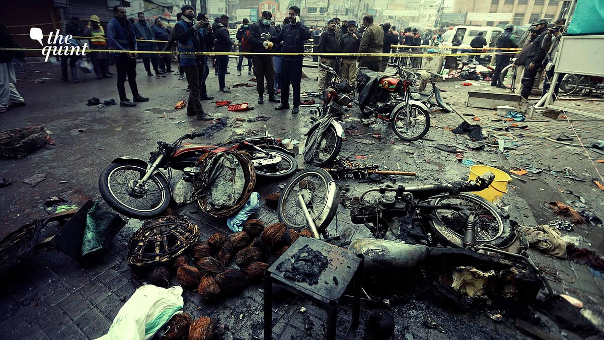 <div class="paragraphs"><p>Police officials examine the site of a bomb explosion in Lahore, Pakistan, on Thursday, 20 January.<br></p></div>