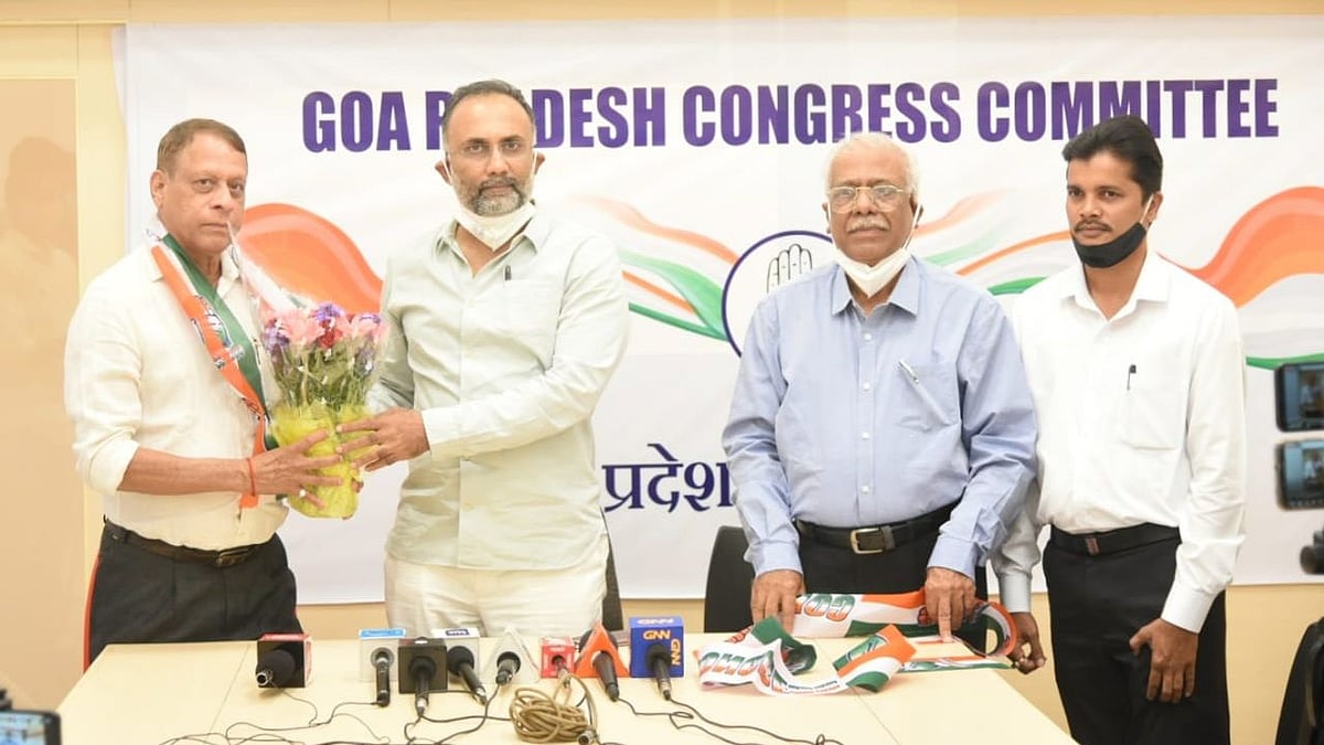 <div class="paragraphs"><p>Former Ponda MLA Lavoo Mamledar is welcomed to the Congress party on 11 January</p></div>