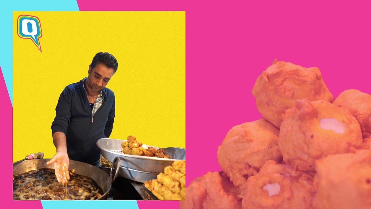 <div class="paragraphs"><p>Frying pakodas with bare hands at Ganesh Restaurant, Karol Bagh</p></div>