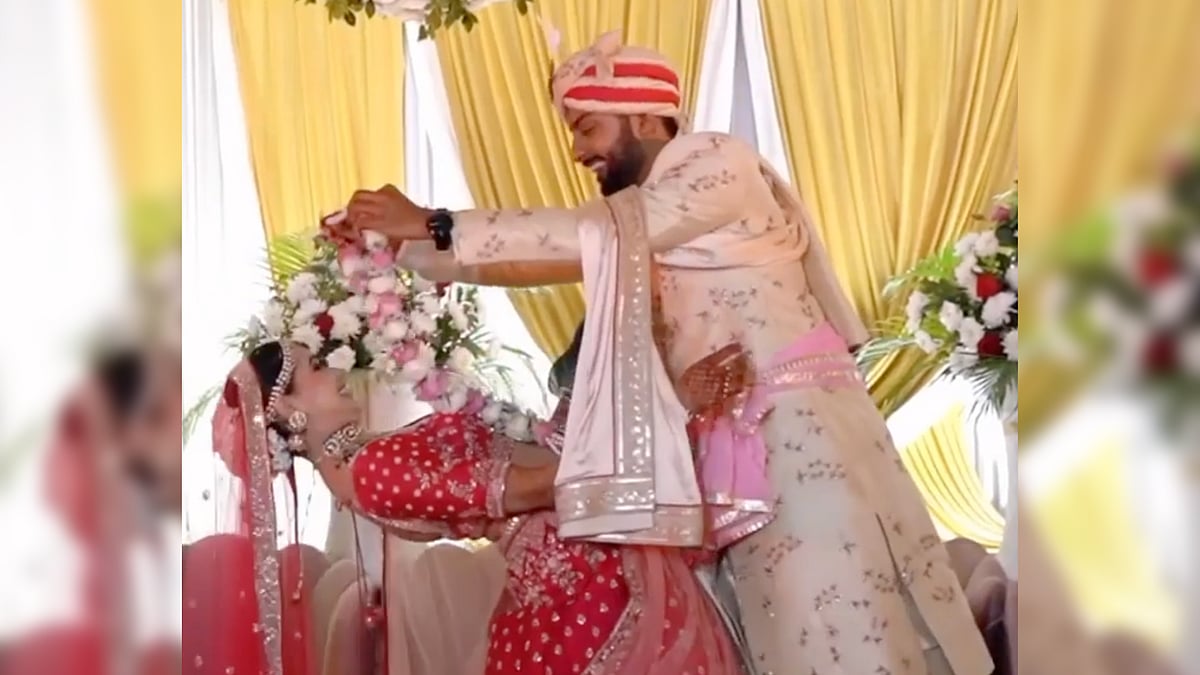 <div class="paragraphs"><p>Bride bending during garland exchange reminds netizens of <em>'The Matrix'.</em></p></div>