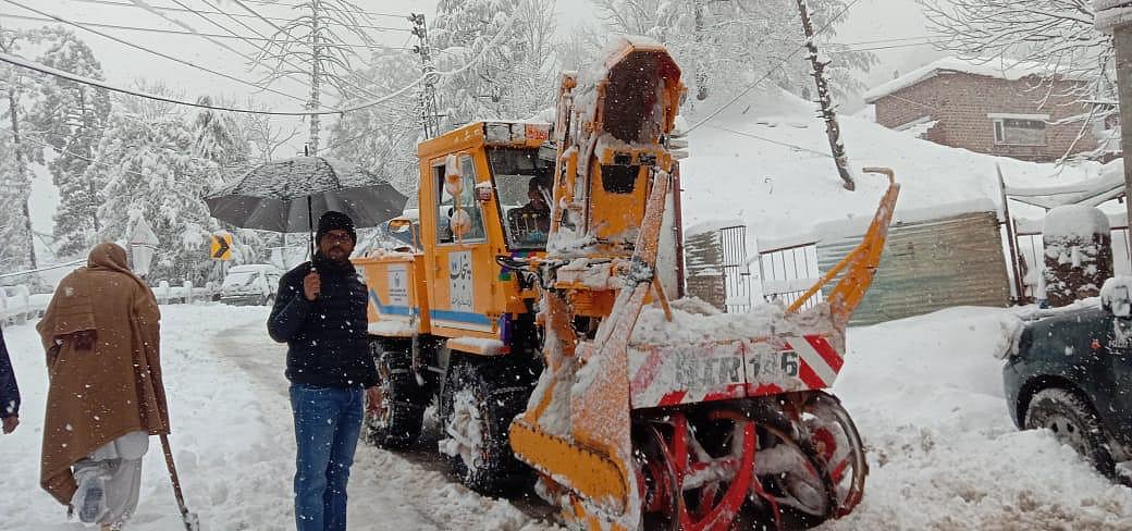 <div class="paragraphs"><p>Snow being cleared off the road that tourists were using to go to Murree. </p></div>