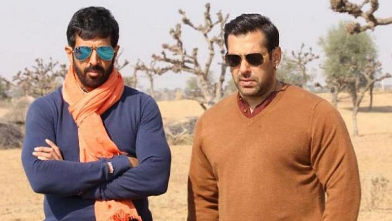 <div class="paragraphs"><p>Kabir Khan and Salman Khan on the sets of <em>Bajrangi Bhaijaan</em>.</p></div>