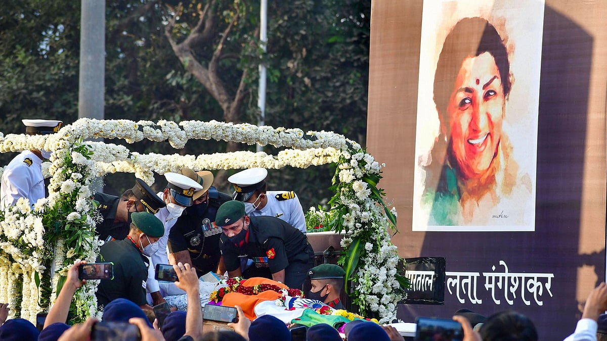 <div class="paragraphs"><p>Mumbai: Mortal remains of legendary singer Lata Mangeshkar being brought to Shivaji Park for her last rites, in Mumbai on Sunday, 6 February.</p></div>