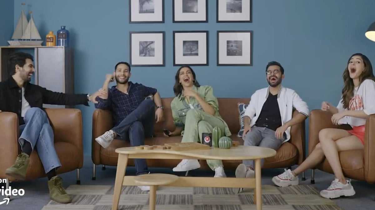 <div class="paragraphs"><p>The <em>Gehraiyaan</em> team watches bloopers from the movie.</p></div>
