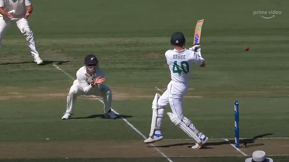 <div class="paragraphs"><p>Sarel Erwee Century Leads South Africa To 238 Runs At The End Of Day 1</p></div>