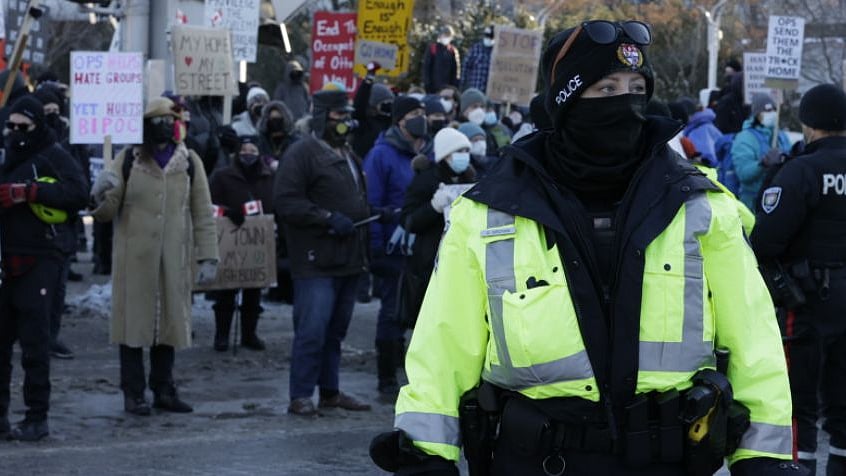 <div class="paragraphs"><p>The traffic movement on the Ambassador Bridge link connecting the United States (US) and Canada resumed on late Sunday, even as the protests continued to gather steam in Ottawa.</p></div>