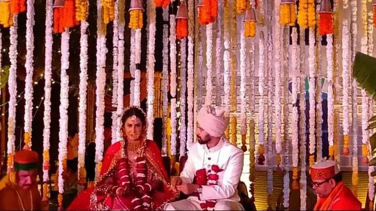 <div class="paragraphs"><p>Actor Vikrant Massey ties the knot with girlfriend Sheetal Thakur.</p></div>