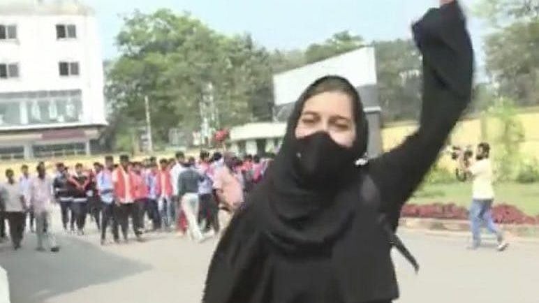 <div class="paragraphs"><p>As the row over wearing hijab to educational institutes escalated in Karnataka, a video showing a girl wearing a burqa standing up to a mob of saffron-clad boys chanting 'Jai Shri Ram' has gone viral on social media.</p></div>