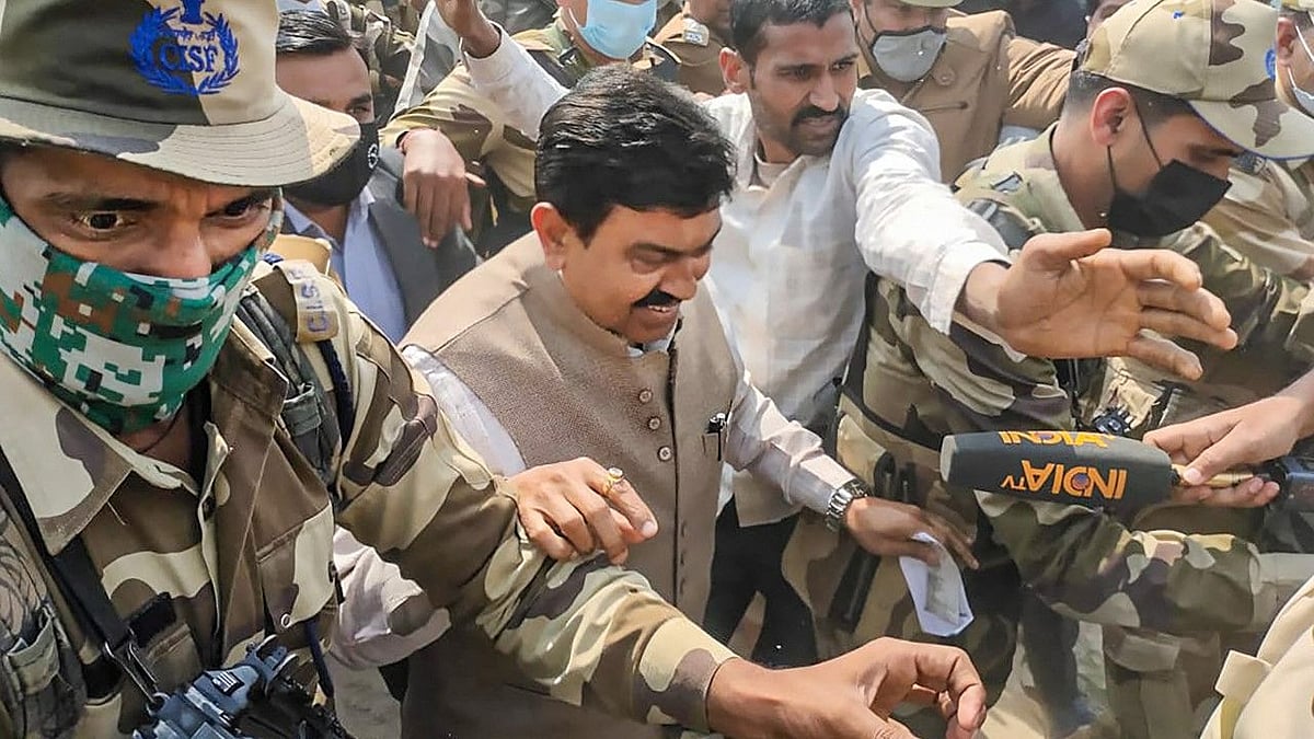 <div class="paragraphs"><p>As polling continues in the fourth phase of the Uttar Pradesh Assembly elections, Union Minister of State for Home Ajay Mishra Teni on Tuesday, 22 February, was escorted by scores of police personnel as he went to cast his vote in Lakhimpur Kheri.</p></div>