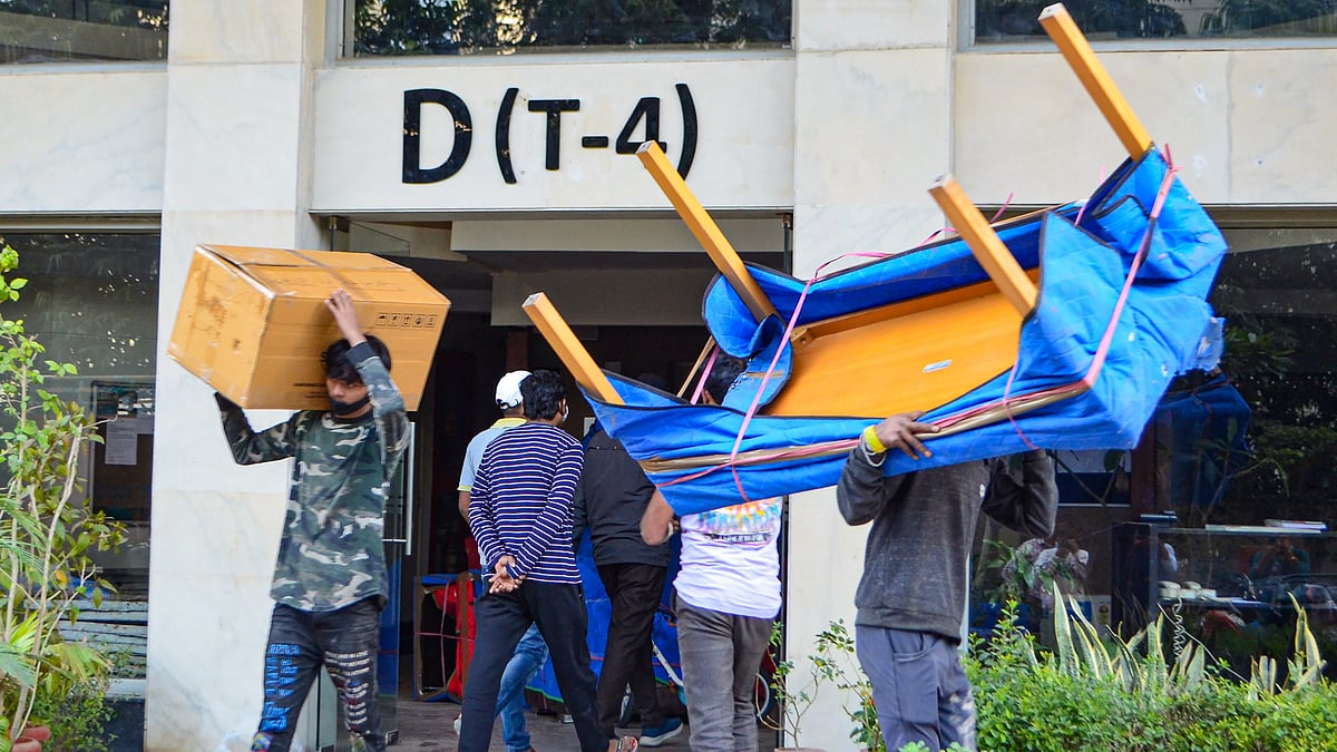<div class="paragraphs"><p>Labourers shift household items of the displaced residents of the Chintels Paradiso housing societys building that collapsed.</p></div>