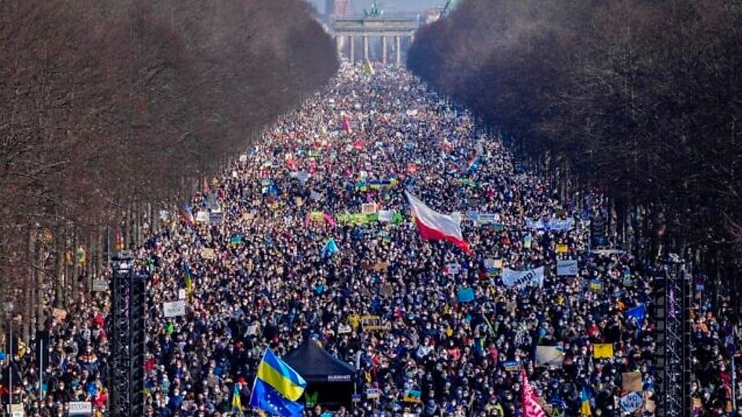 <div class="paragraphs"><p>Over 1,00,000 German citizens came out to protest in Berlin against Russia’s invasion of Ukraine.</p></div>