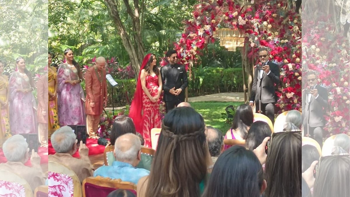 <div class="paragraphs"><p>Shibani Dandekar and Farhan Akhtar at the wedding venue.</p></div>