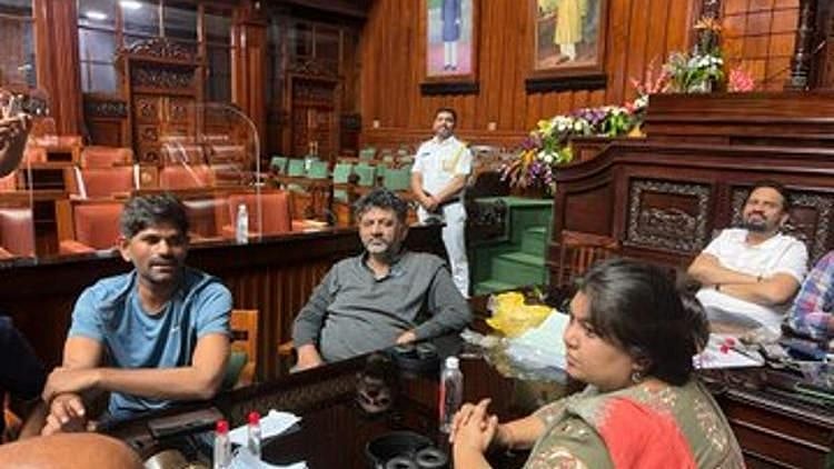 <div class="paragraphs"><p>Congress MLAs in Karnataka continued to hold their <a href="https://www.thequint.com/news/politics/against-countrys-law-karnataka-congress-enraged-over-bjp-ministers-remark">overnight </a><em><a href="https://www.thequint.com/news/politics/against-countrys-law-karnataka-congress-enraged-over-bjp-ministers-remark">dharna</a></em><a href="https://www.thequint.com/news/politics/against-countrys-law-karnataka-congress-enraged-over-bjp-ministers-remark"> in the Assembly</a> for the third night in a row.</p></div>