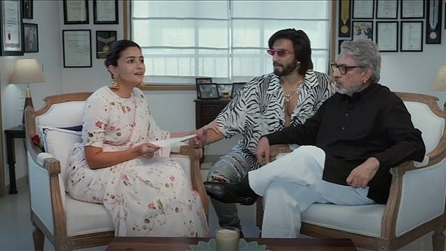 <div class="paragraphs"><p>Ranveer Singh crashes Alia Bhatt's interview with Sanjay Leela Bhansali.</p></div>