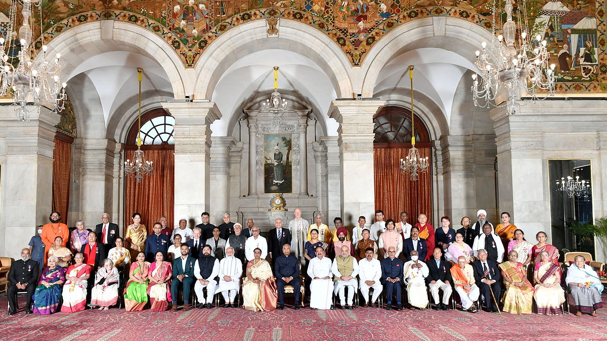 <div class="paragraphs"><p>President Ram Nath Kovind confers Padma Awards at the second investiture ceremony at Rashtrapati Bhavan.</p></div>