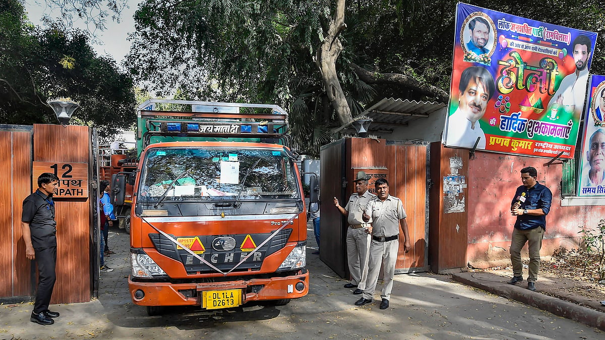 <div class="paragraphs"><p>A truck leaves 12 Janpath, the bungalow allotted to former Union minister Ram Vilas Paswan, in New Delhi. </p></div>