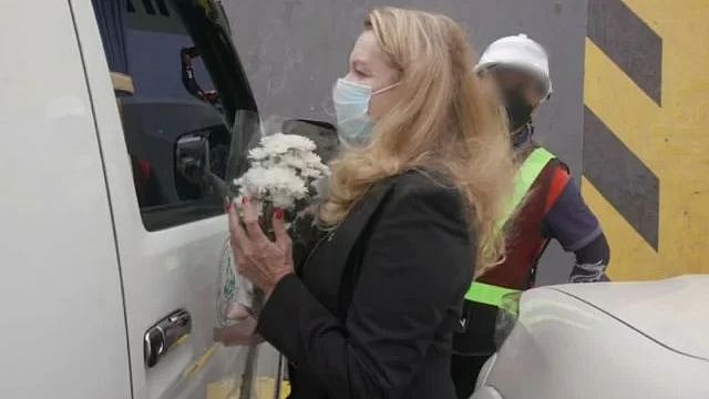 <div class="paragraphs"><p>A German woman was allowed into the ambulance carrying Shane Warne's body.&nbsp;</p></div>