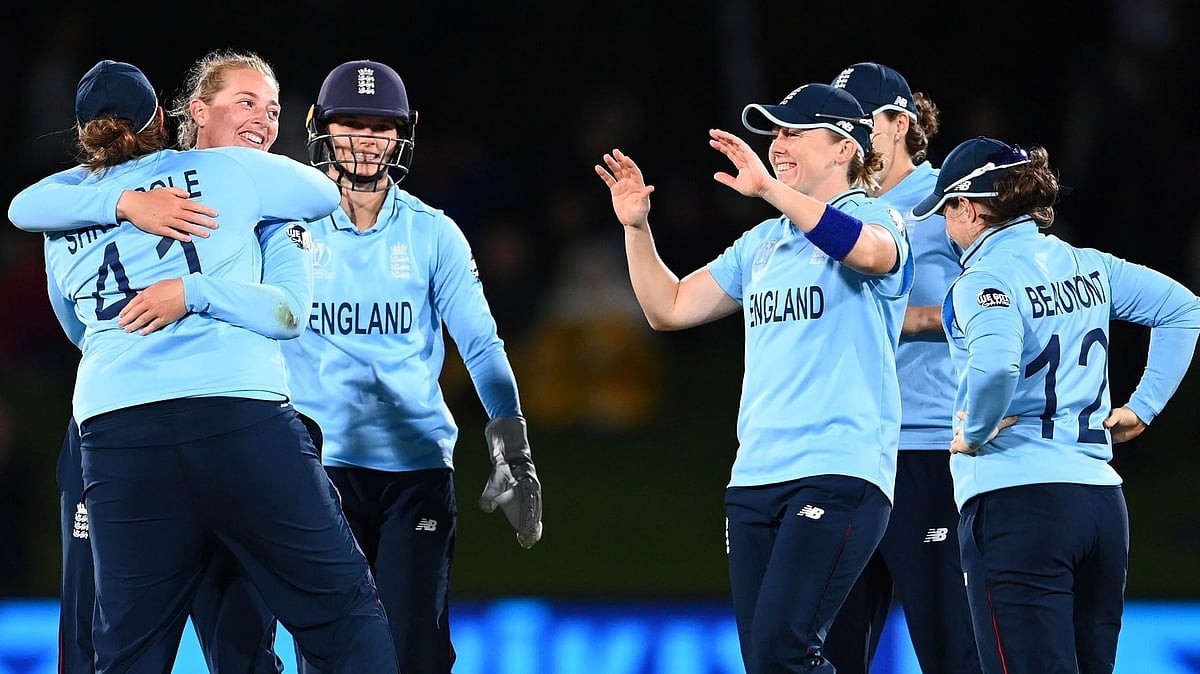 <div class="paragraphs"><p>England women celebrate a wicket against SA</p></div>