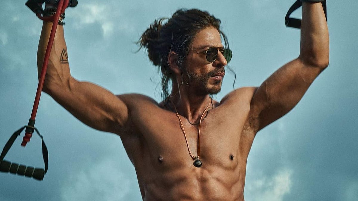 <div class="paragraphs"><p>Shah Rukh Khan drops a new picture sporting his <em>Pathaan </em>look.</p></div>