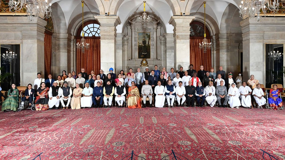 <div class="paragraphs"><p>President Ram Nath Kovind, Vice President M Venkaiah Naidu, and Prime Minister Narendra Modi with the Padma Awardees at Rashtrapati Bhavan.</p></div>