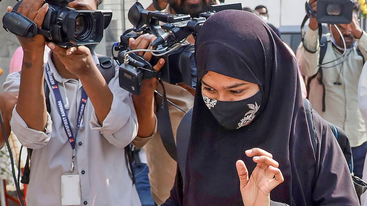 <div class="paragraphs"><p>Girls appearing for the Karnataka Secondary School Leaving Certificate (SSLC) examination on Monday, 28 March, were asked to remove their headscarf before writing the exam.</p></div>